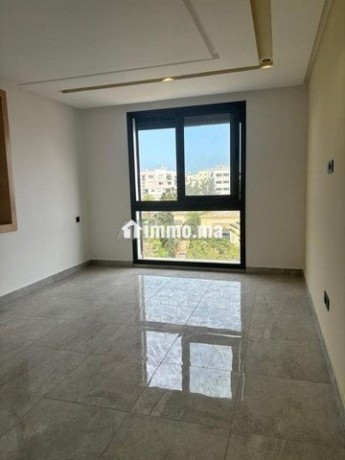 studio-vide-haut-standing-quartier-les-hopitaux-big-2