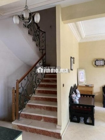 elegante-villa-haut-standing-batie-sur-395m2-big-7