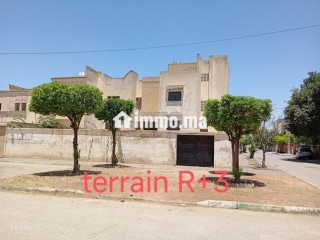 terrain-trois-facade