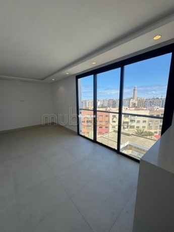 superbe-studio-vide-au-dernier-etage-big-0