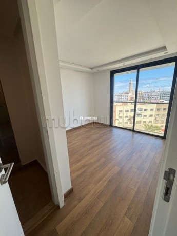 superbe-studio-vide-au-dernier-etage-big-10
