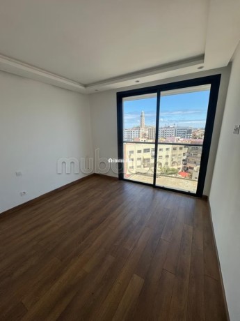 superbe-studio-vide-au-dernier-etage-big-11