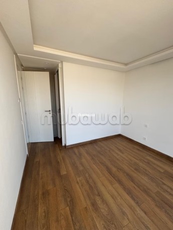 superbe-studio-vide-au-dernier-etage-big-12