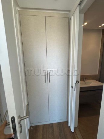 superbe-studio-vide-au-dernier-etage-big-13