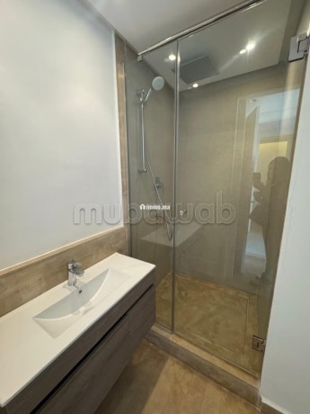 superbe-studio-vide-au-dernier-etage-big-14