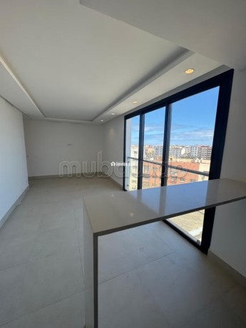 superbe-studio-vide-au-dernier-etage-big-1