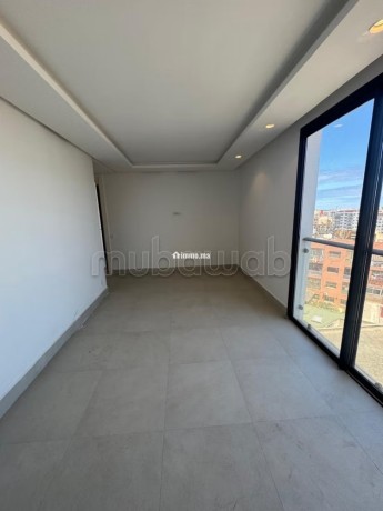 superbe-studio-vide-au-dernier-etage-big-3