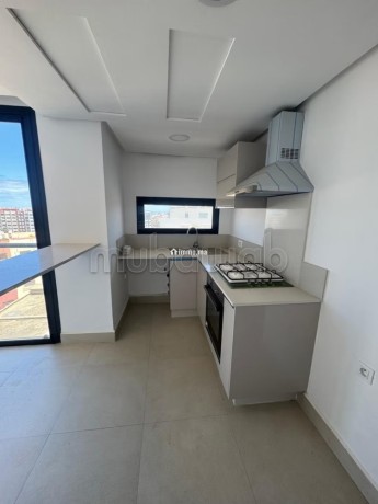 superbe-studio-vide-au-dernier-etage-big-4