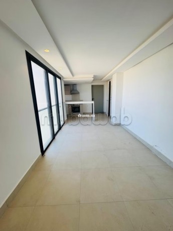 superbe-studio-vide-au-dernier-etage-big-6