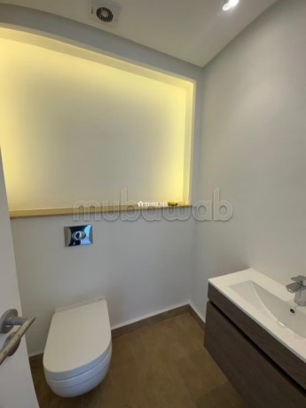 superbe-studio-vide-au-dernier-etage-big-8
