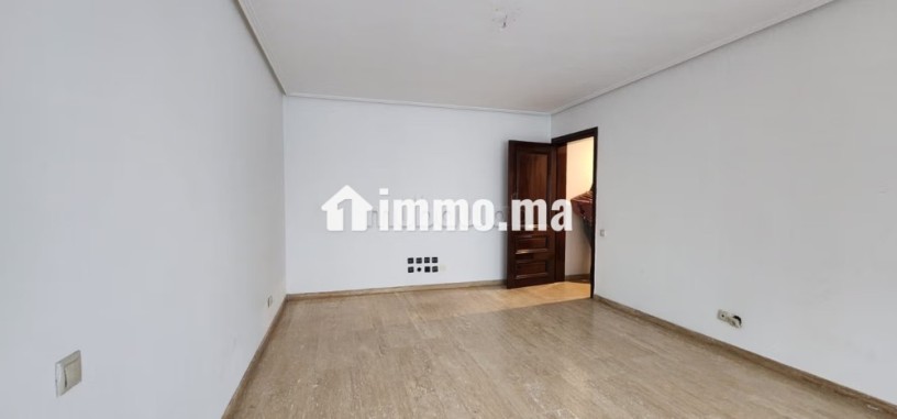 a-louer-appartement-renove-de-300-m2-a-racine-big-4
