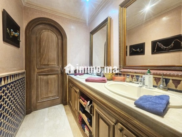 villa-de-charme-a-vendre-a-ain-diab-dans-un-lotissement-securise-big-5