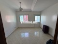 location-a-belvedere-salon-deux-chambres-vide-small-8