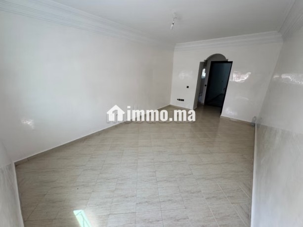 location-a-belvedere-salon-deux-chambres-vide-big-1