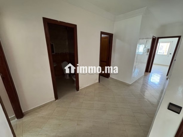 location-a-belvedere-salon-deux-chambres-vide-big-2