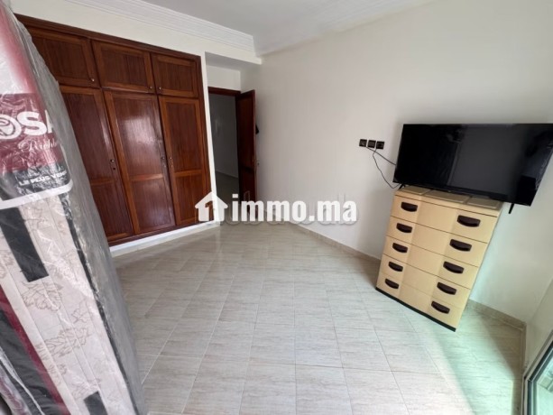 location-a-belvedere-salon-deux-chambres-vide-big-4