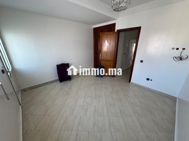 location-a-belvedere-salon-deux-chambres-vide-big-7
