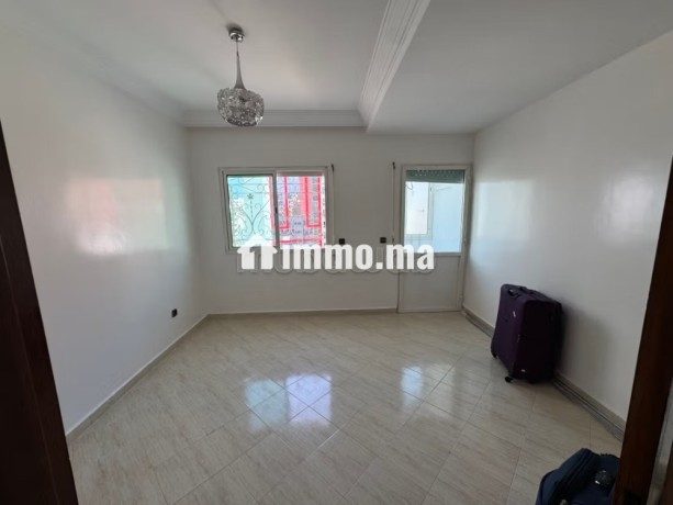 location-a-belvedere-salon-deux-chambres-vide-big-8
