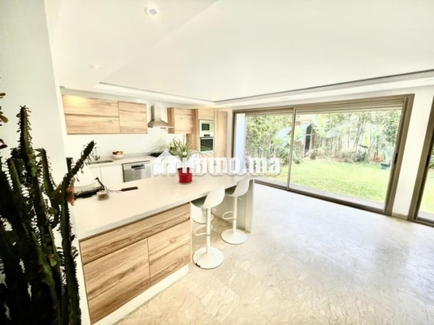 une-villa-de-prestige-de-251-m2-big-13