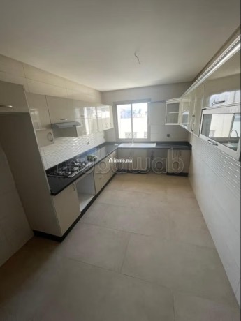 appartement-en-location-a-agdal-3-chambres-garage-et-terrasse-big-3