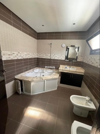 location-villa-de-haut-standing-a-riyad-surface-de-200-m2-terrasse-et-jardin-big-9