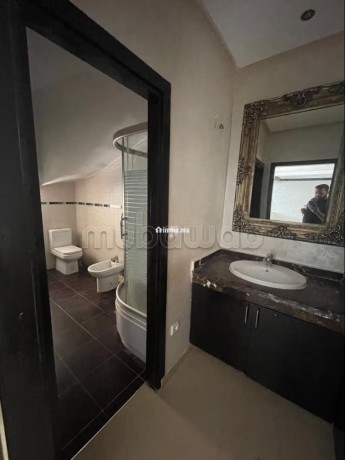 location-villa-de-haut-standing-a-riyad-surface-de-200-m2-terrasse-et-jardin-big-10