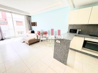 joli-studio-meuble-au-calme-balcon