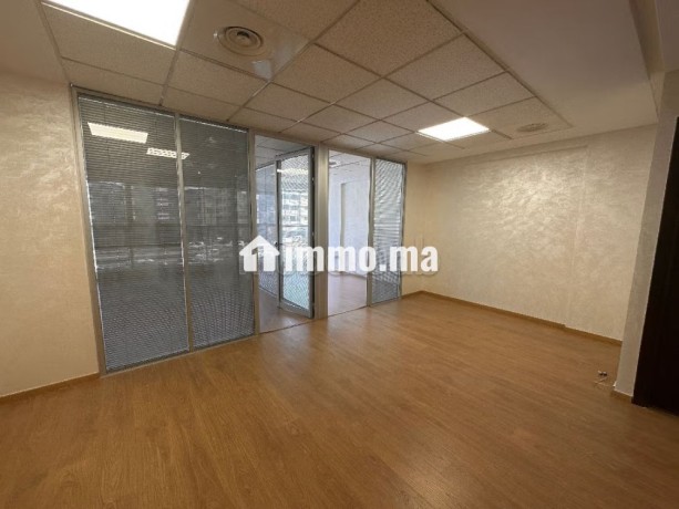 bureaux-a-louer-a-maarif-surface-de-60-m2-fenetres-avec-double-vitrage-et-porte-blindee-big-0