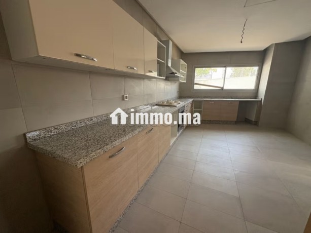 villa-a-la-location-vide-a-bouskoura-25000dh-big-1