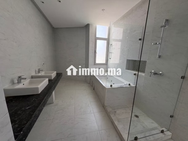 villa-a-la-location-vide-a-bouskoura-25000dh-big-8
