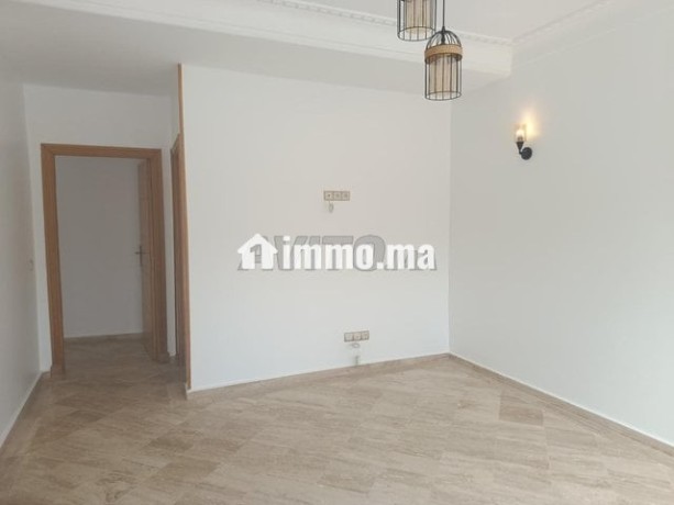 un-tres-bon-studio-vide-a-louer-big-2