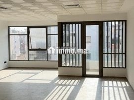 plateau-de-bureau-avec-espace-de-travail-moderne