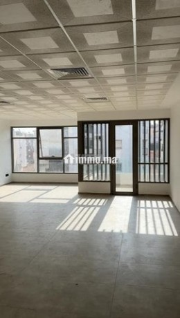 plateau-de-bureau-avec-espace-de-travail-moderne-big-0