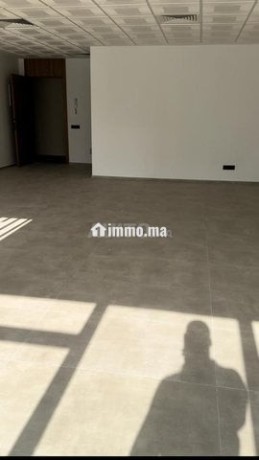 plateau-de-bureau-avec-espace-de-travail-moderne-big-1