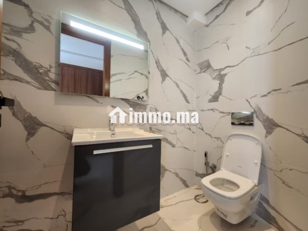 superbe-appartement-a-louer-a-casablanca-finance-city-superficie-120-m2-avec-ascenseur-et-espace-vert-big-2
