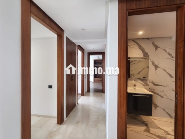 superbe-appartement-a-louer-a-casablanca-finance-city-superficie-120-m2-avec-ascenseur-et-espace-vert-big-3