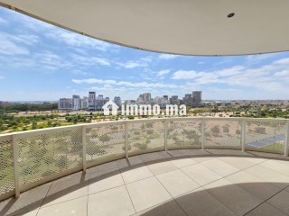 joli-studio-avec-une-vue-panoramique