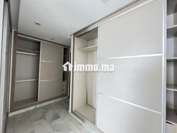 vente-dun-bel-appartement-a-bourgogne-ouest-surface-totale-157-m2-residence-avec-concierge-climatisation-generale-big-12