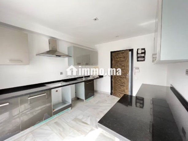 vente-dun-bel-appartement-a-bourgogne-ouest-surface-totale-157-m2-residence-avec-concierge-climatisation-generale-big-13