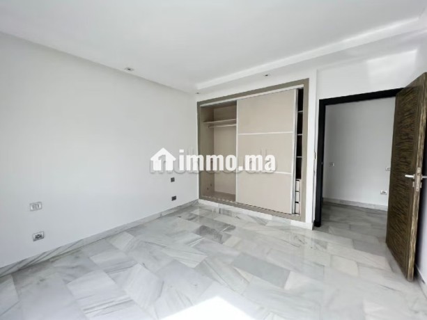 vente-dun-bel-appartement-a-bourgogne-ouest-surface-totale-157-m2-residence-avec-concierge-climatisation-generale-big-7