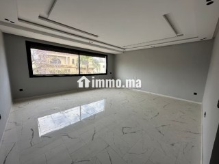 bel-appartement-en-location-a-oasis-superficie-150-m2-porte-blindee-et-systeme-de-double-vitrage