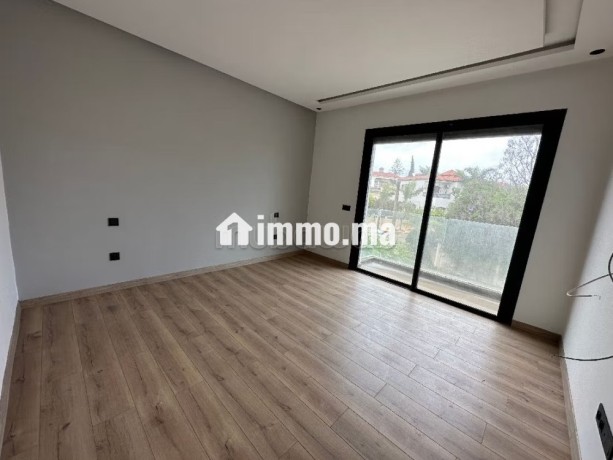 bel-appartement-en-location-a-oasis-superficie-150-m2-porte-blindee-et-systeme-de-double-vitrage-big-1