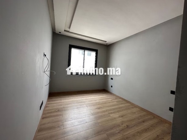 bel-appartement-en-location-a-oasis-superficie-150-m2-porte-blindee-et-systeme-de-double-vitrage-big-2