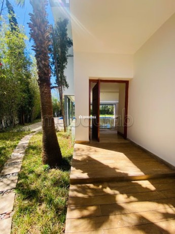 villa-luxe-isolee-a-louer-vide-sur-aindiab-4-chambres-2-chambres-de-personnels-big-3