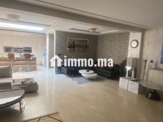 Bel appartement en duplex 156 m2 avec pièces à vivre 100 m2 à vendre à Guéliz. 2 belles chambres - Appartement à vendre - Marrakech