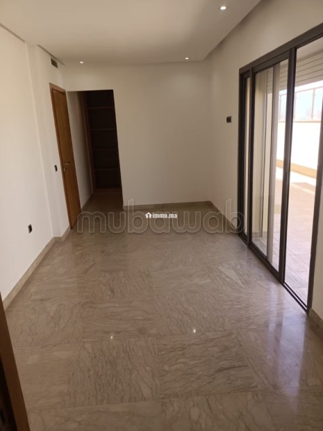 Superbe appartement à louer à Palmier.
Surface totale 170 m².
Avec ascenseur et terrasse - Location Immobilier - Casablanca - photo 8
