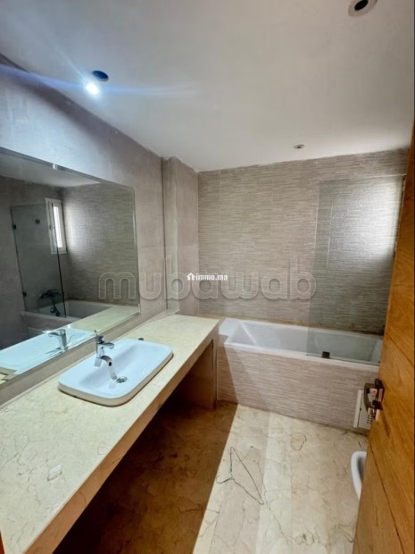 Louez cet appartement à El Menzeh. Surface totale 138 m². Porte blindée, salon marocain - Location Immobilier - Autre - photo 4