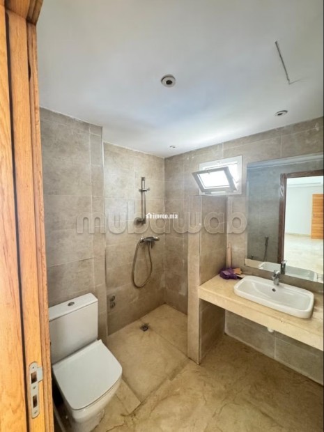 Louez cet appartement à El Menzeh. Surface totale 138 m². Porte blindée, salon marocain - Location Immobilier - Autre - photo 8
