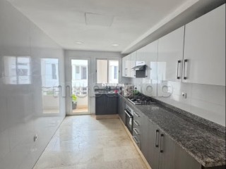 Louez cet appartement à El Menzeh. Surface totale 138 m². Porte blindée, salon marocain - Appartement à louer - Autre