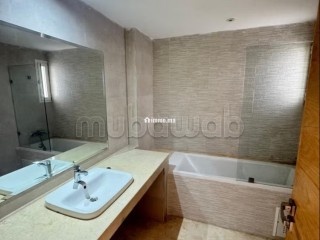 Louez cet appartement à El Menzeh. Surface totale 138 m². Porte blindée, salon marocain - Appartement à louer - Autre
